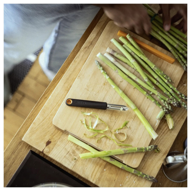 Овощечистка Fiskars 1079907 FF з фіксованим лезом